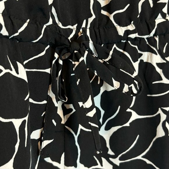 LOFT Black White Leaf Print Long Tab Sleeve Tie Waist Romper 2 Petite - Picture 7 of 15